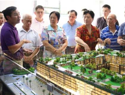 寶安區老領導參觀大族激光 紛紛豎起了大拇指